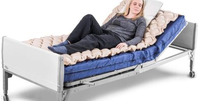 Mujer descansando sobre colchón antiescaras